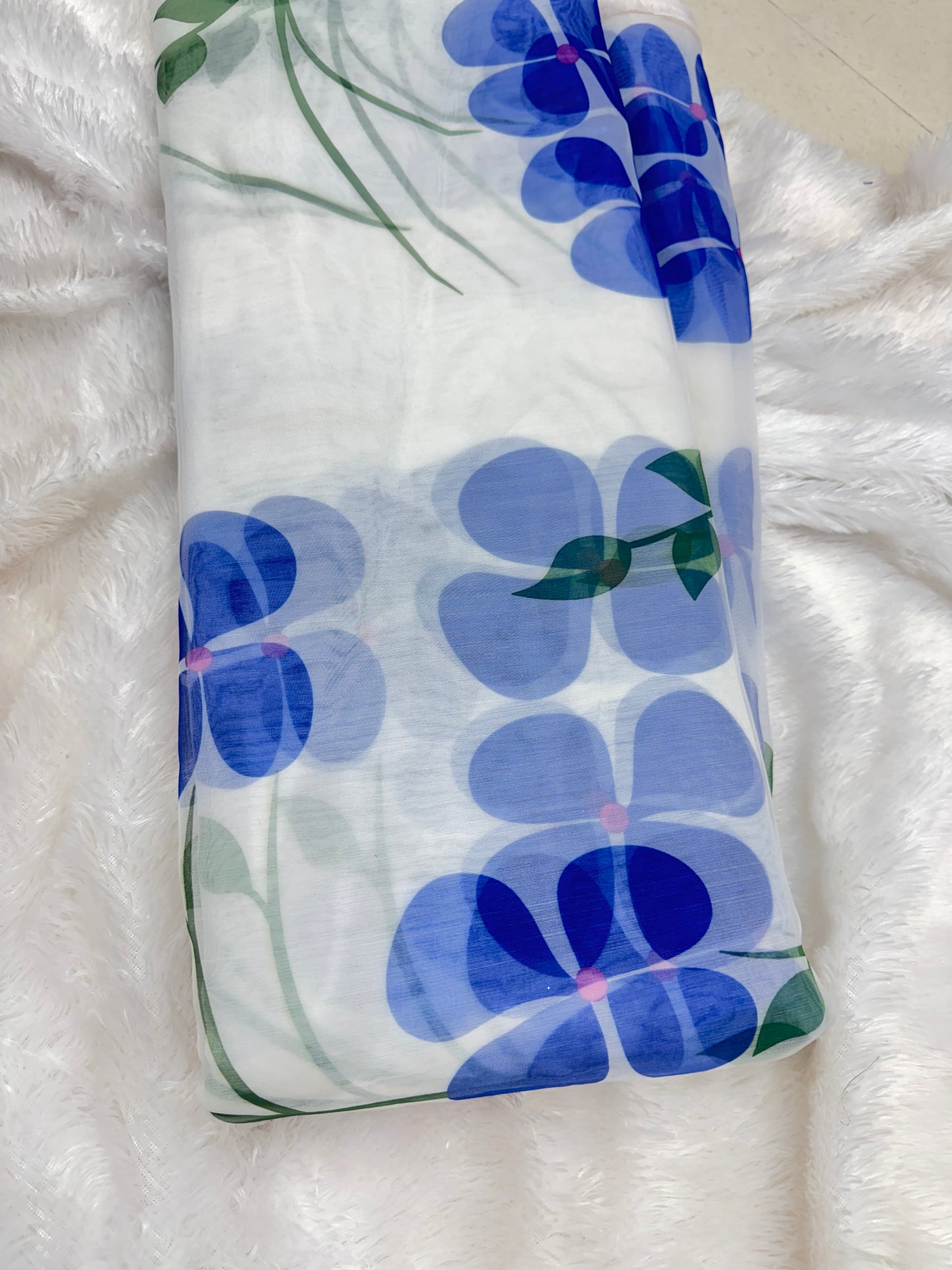 🥰Printed organza fabric 👗features a delicate floral print in a beautiful 🥹 44inch width