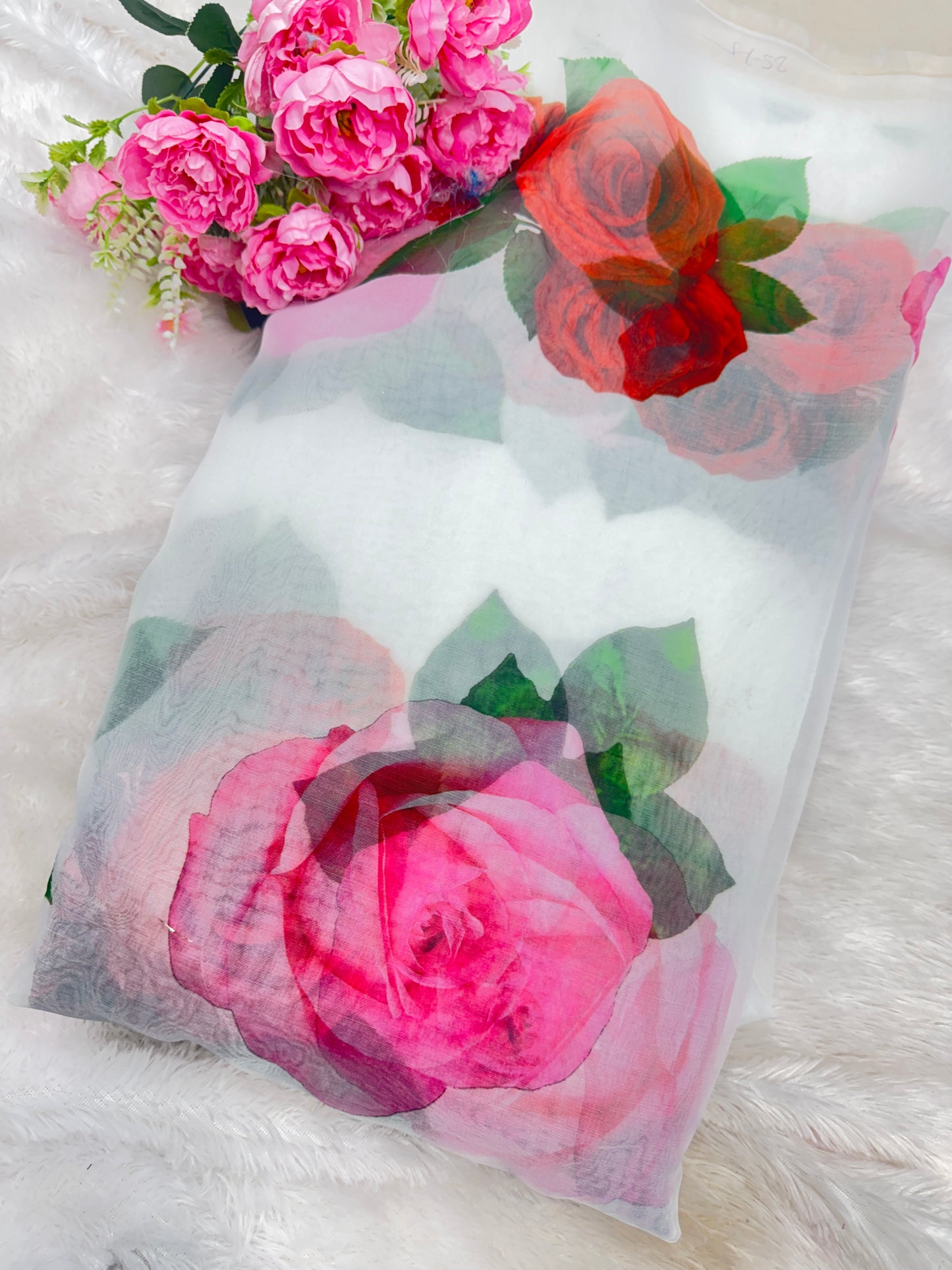 🥰Printed organza fabric 👗features a delicate floral print in a beautiful 🥹 44inch width