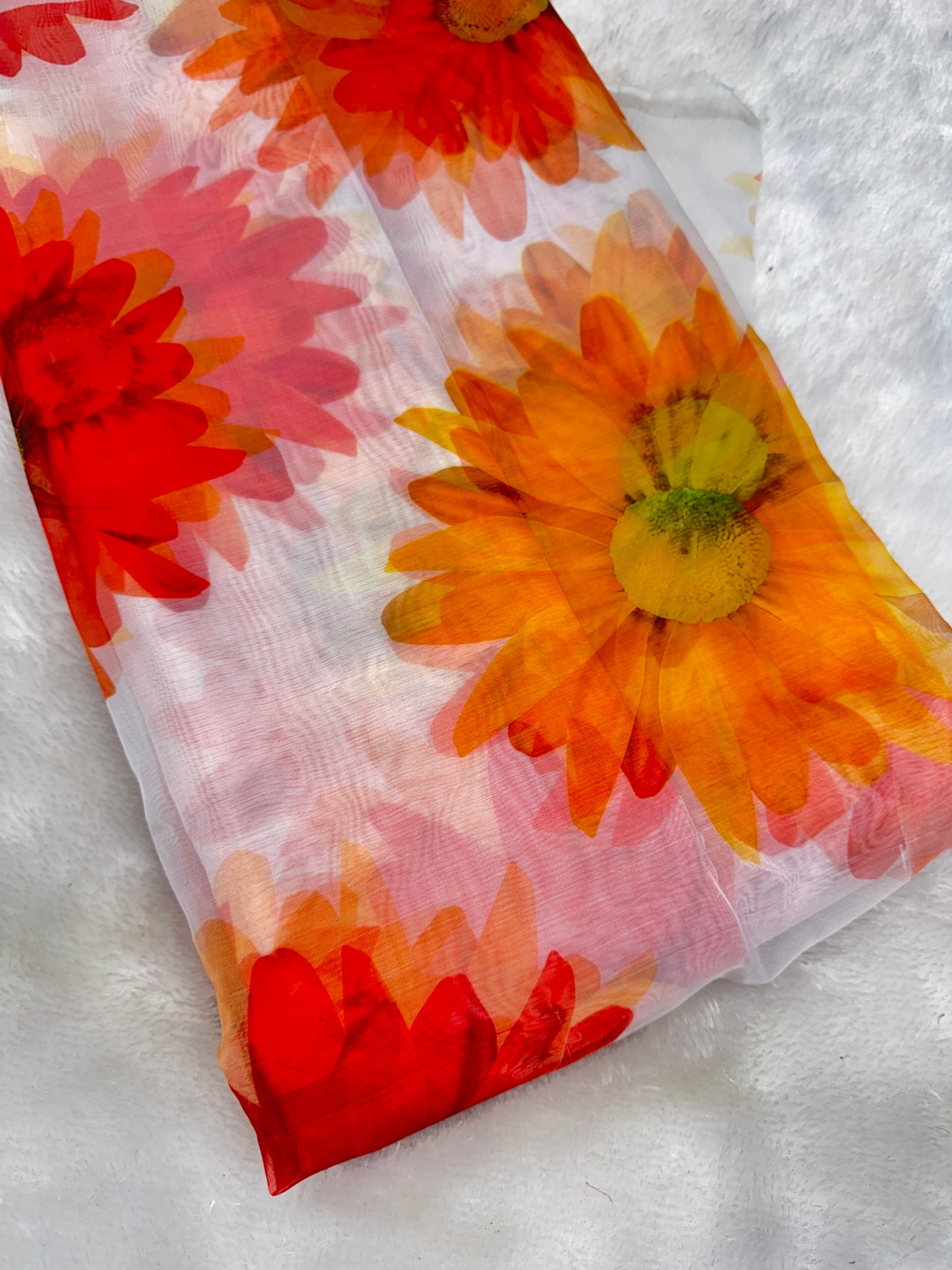 🥰Printed organza fabric 👗features a delicate floral print in a beautiful 🥹 44inch width