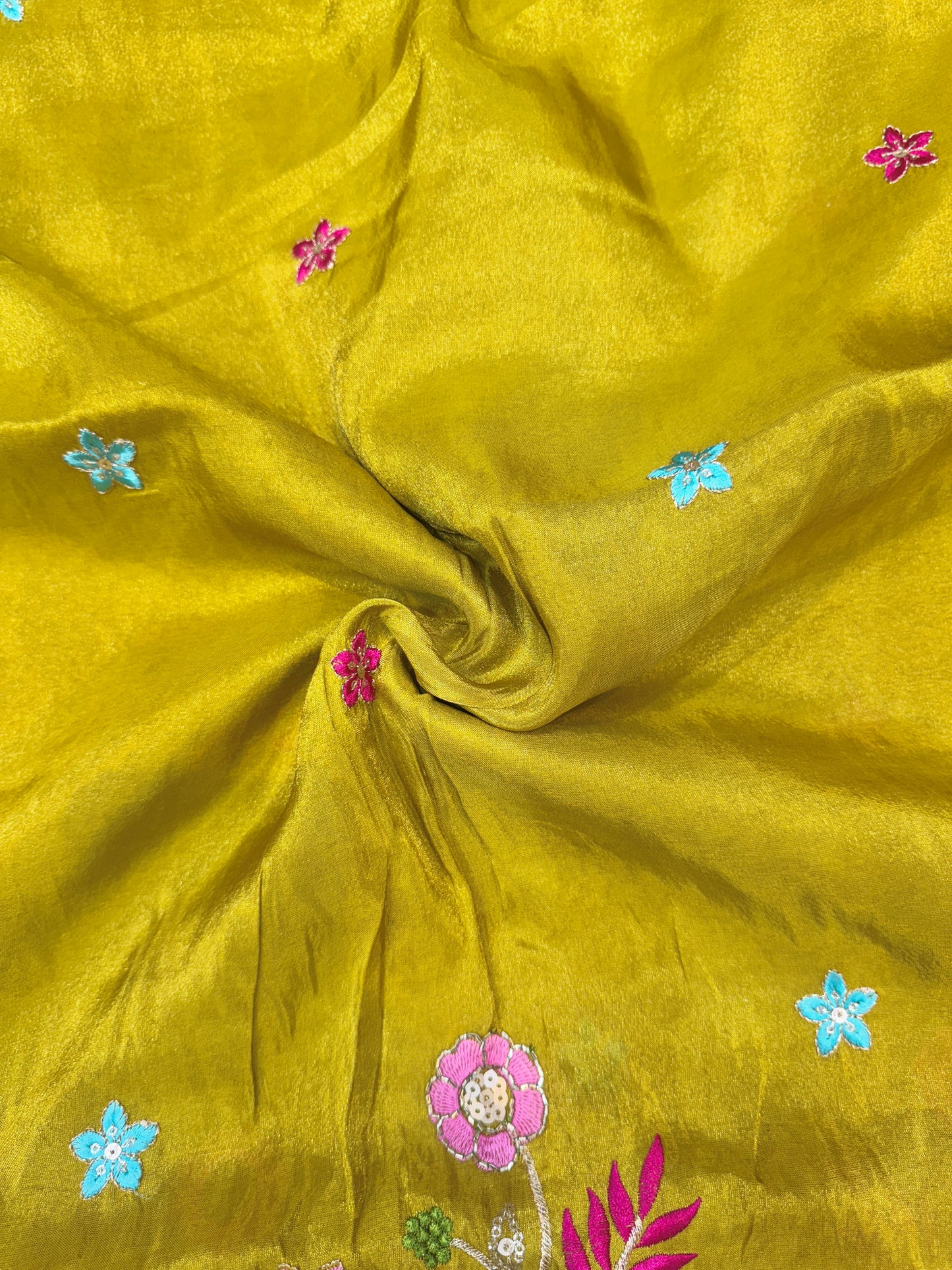 Tissu  Embroidered Silk Blend Fabric with Floral & Bird Motifs 45inch width